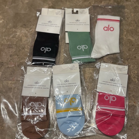 New Women’s Alo Socks
New with tags in its packaging 
6 pairs 
Fits sizes 6-11 - Picture 4 of 4